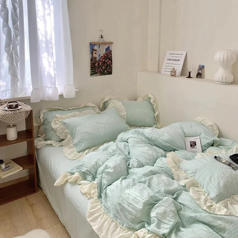 Textured Ruffle Bedding Set / White