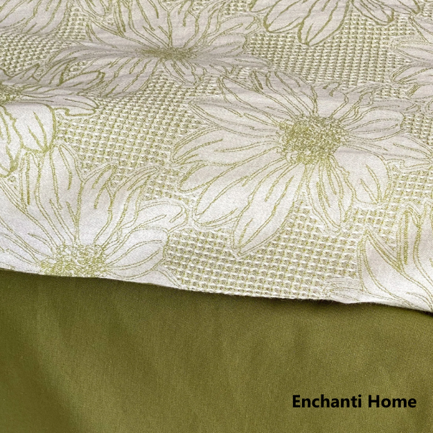 Textured Floral Bedding Set / White Red & Green