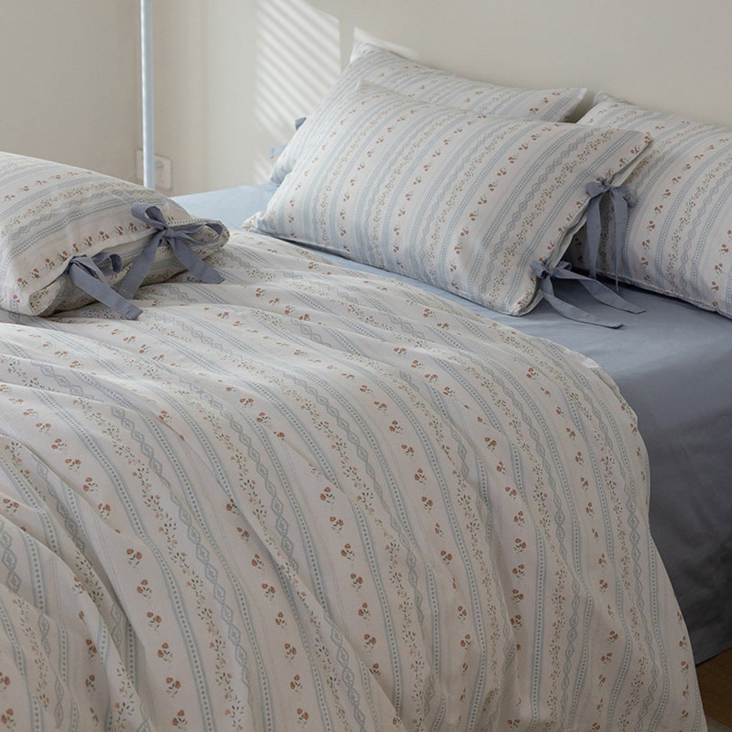 Cottage Blue Ribbon Comforter Set / Soft