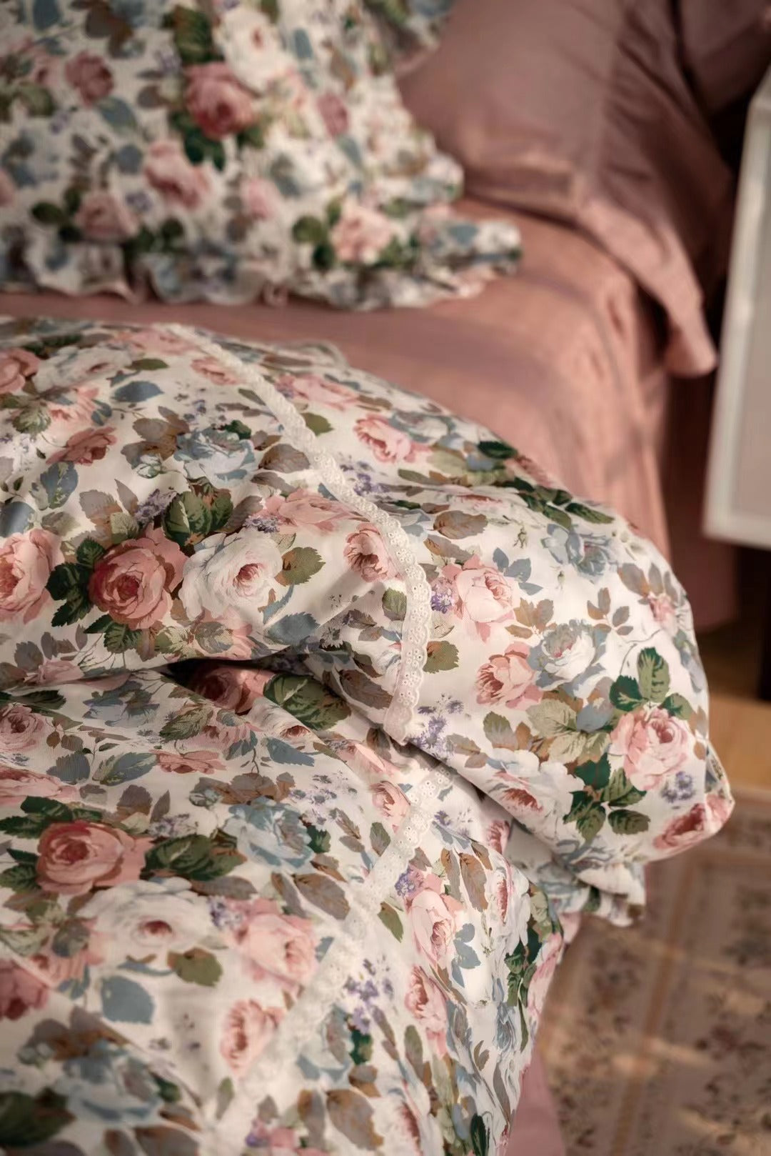 Dark Garden Floral Bedding Set / Beige Mix