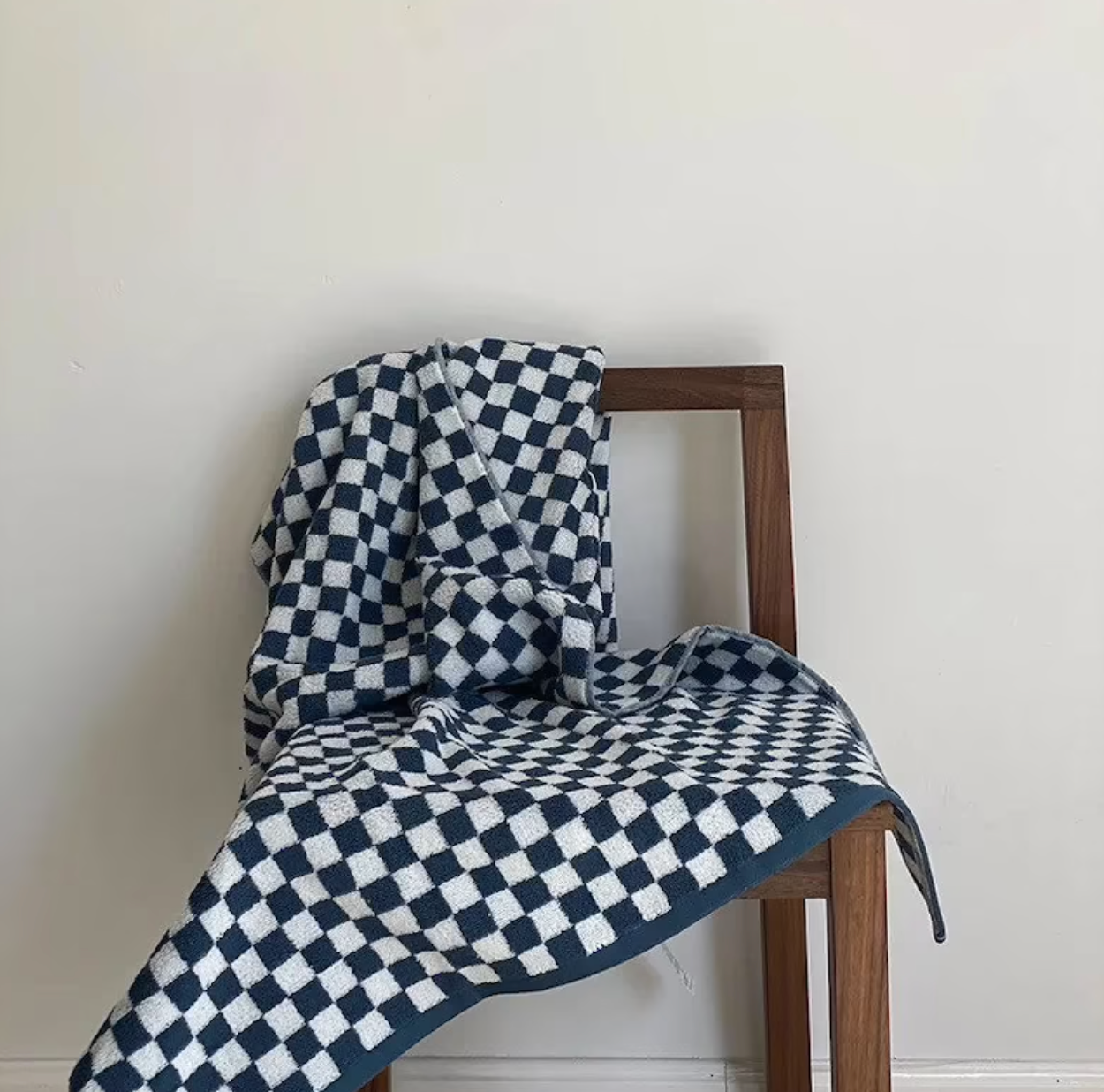 Retro Checkerboard Bath Towels