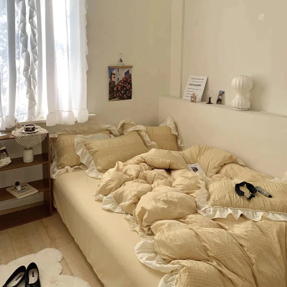 Textured Ruffle Bedding Set / White
